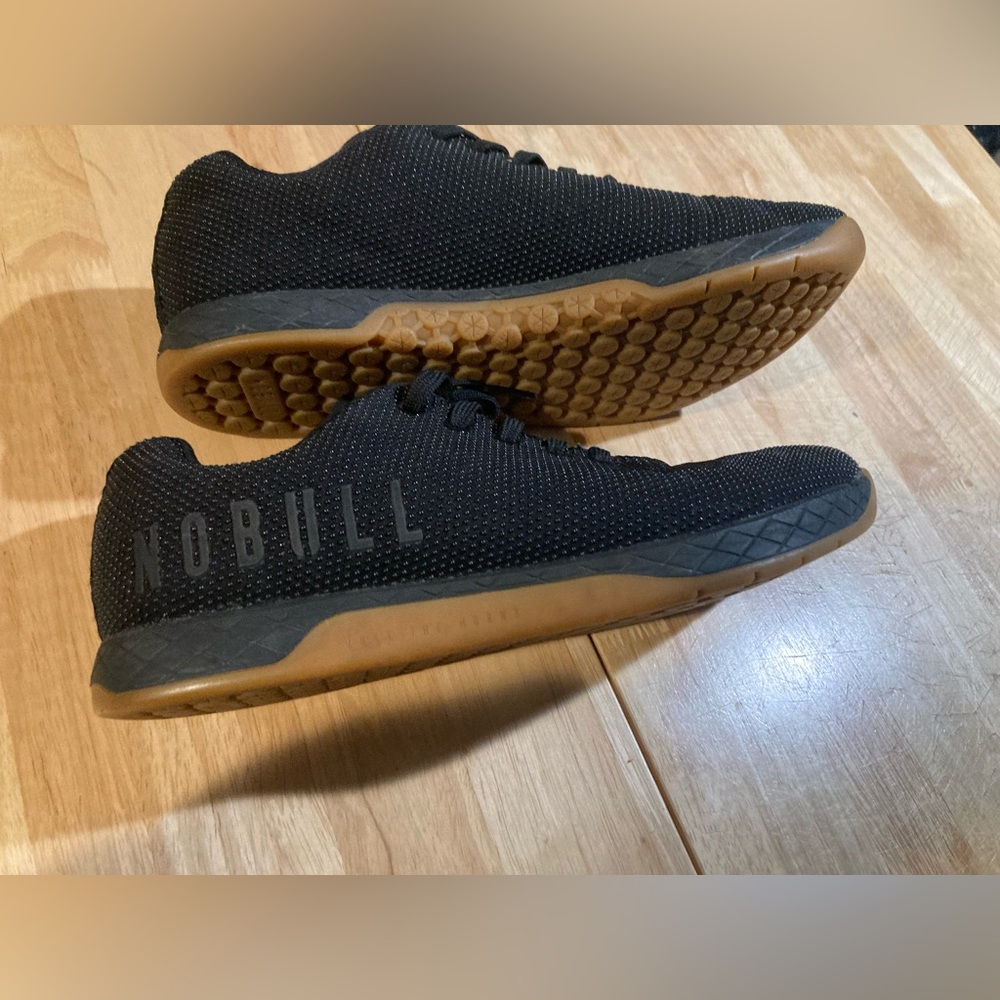 NoBull black sneakers in EUC In men’s size 8.5 & women’s size 10. Unisex sneaker